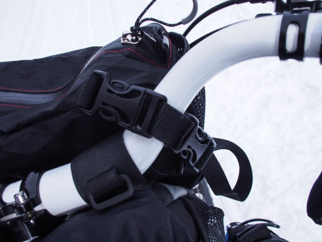 This shows the pocket clips and how the packet attaches to the handlebar. 