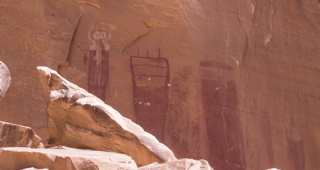 Anthropomorph (human-like) figures.